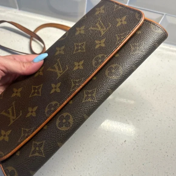 Authentic Louis Vuitton twin pouchette GM - Picture 6 of 11